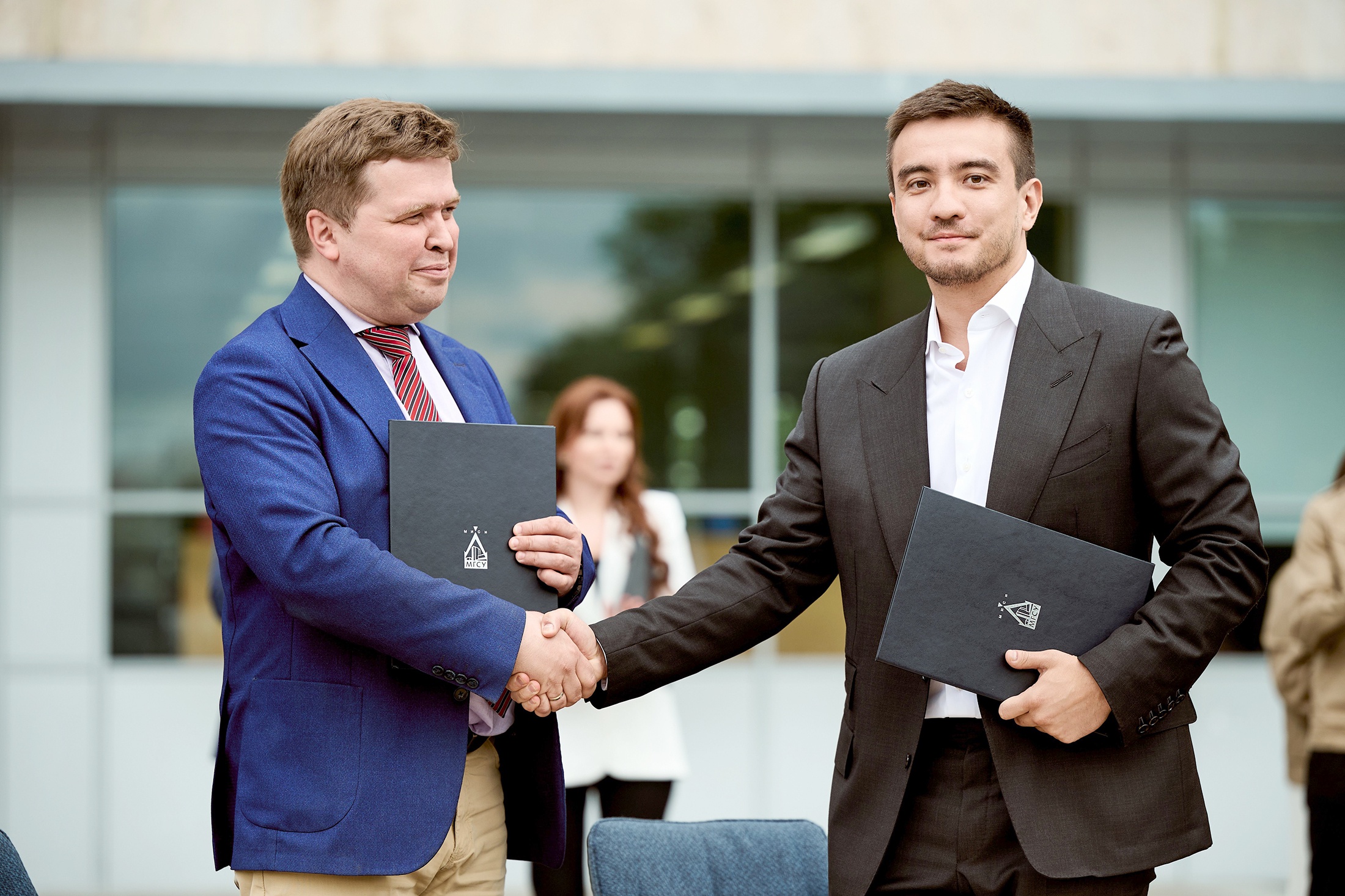 Член правления девелопера Capital Group Герман Тё и ректор МГСУ Павел Акимов подписали соглашение о студенческих строительных отрядах. 