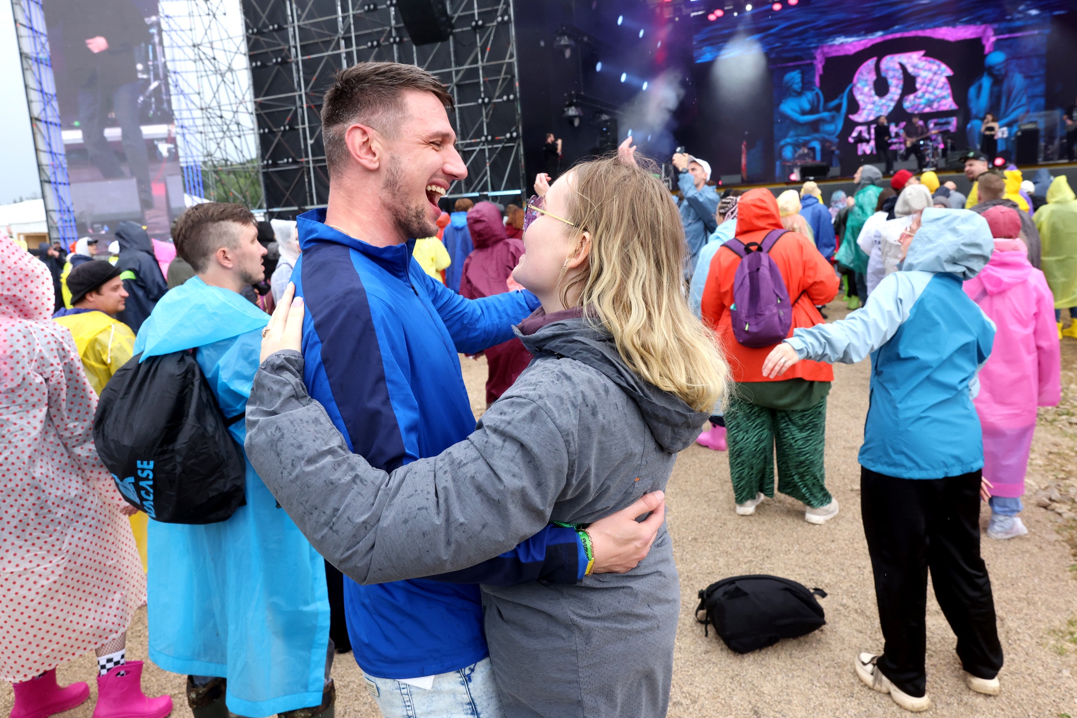 Про плохую погоду во время хорошей музыки забывалось, гости охотно подпевали музыкантам даже в лютый ливень, а иногда и просто танцевали.