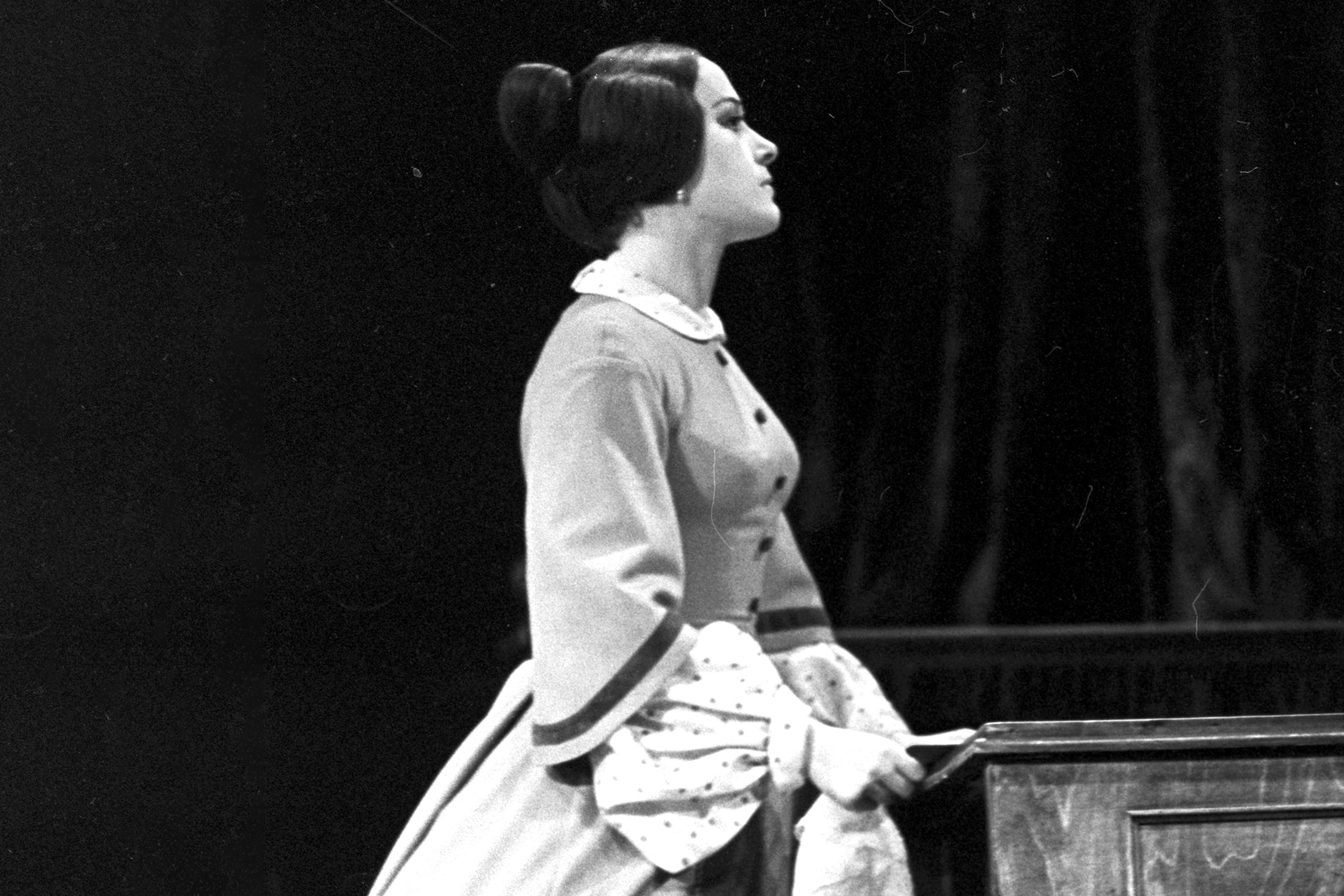 Валентина Талызина в роли Зинаиды в спектакле "Дядюшкин сон".