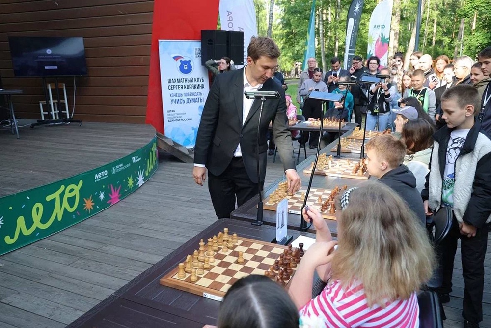 Сергей Карякин постоянно проводит сеансы одновременной игры с юными шахматистами.