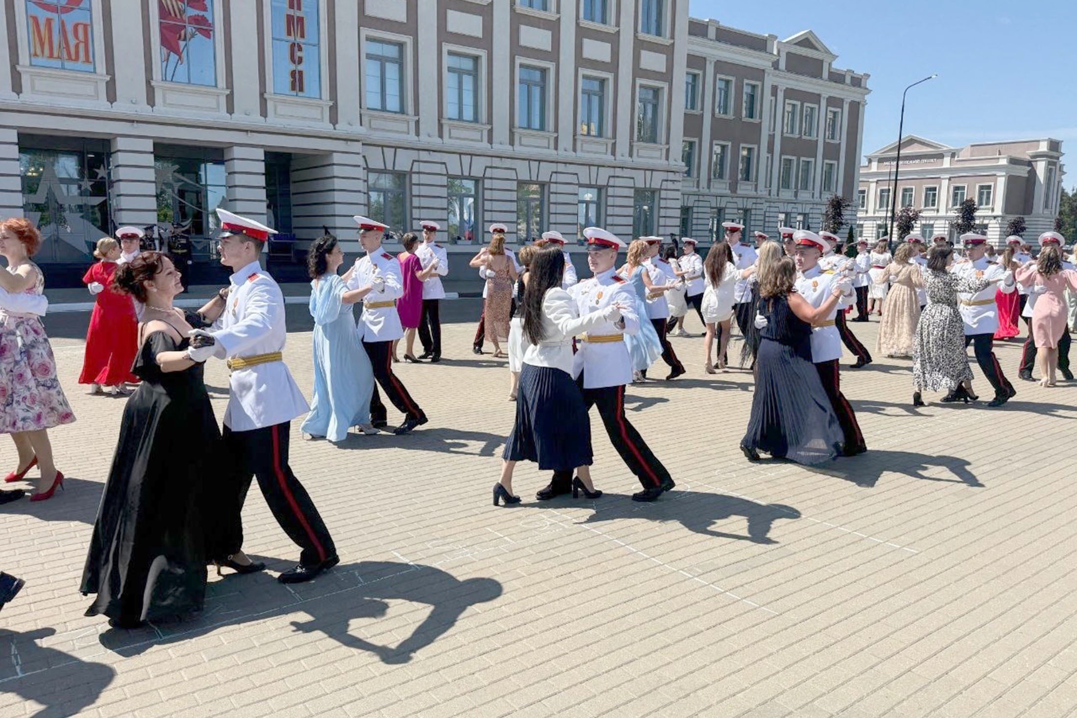 Вальс с мамами - один из самых ярких моментов выпускного.