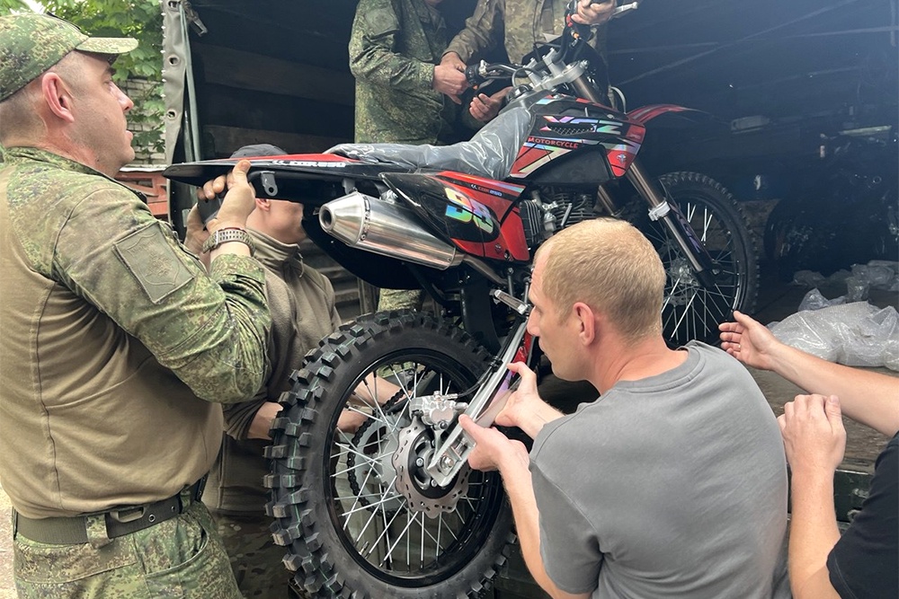 Мотоцикл на войне материал расходный. Поэтому нашей посильной помощи здесь так рады.