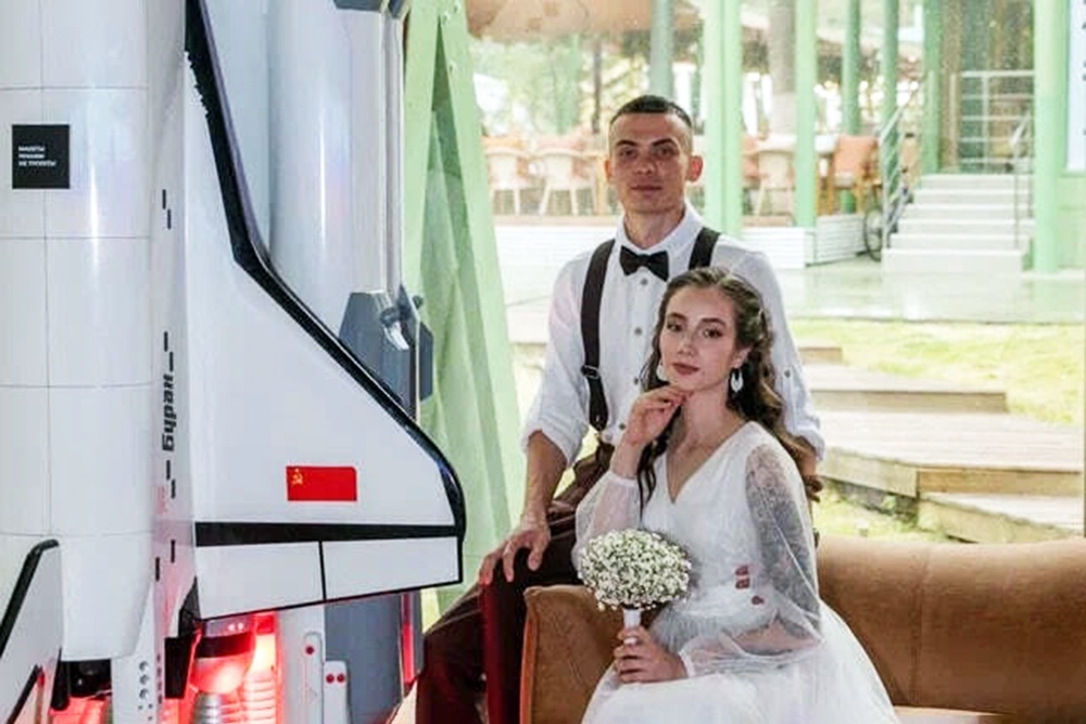 Первой парой, заключившей брак под куполом, стали Игорь и Вероника.