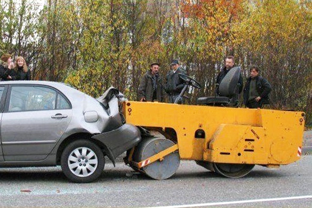 На трассе могут быть опасны не только самокаты, но и дорожная техника.