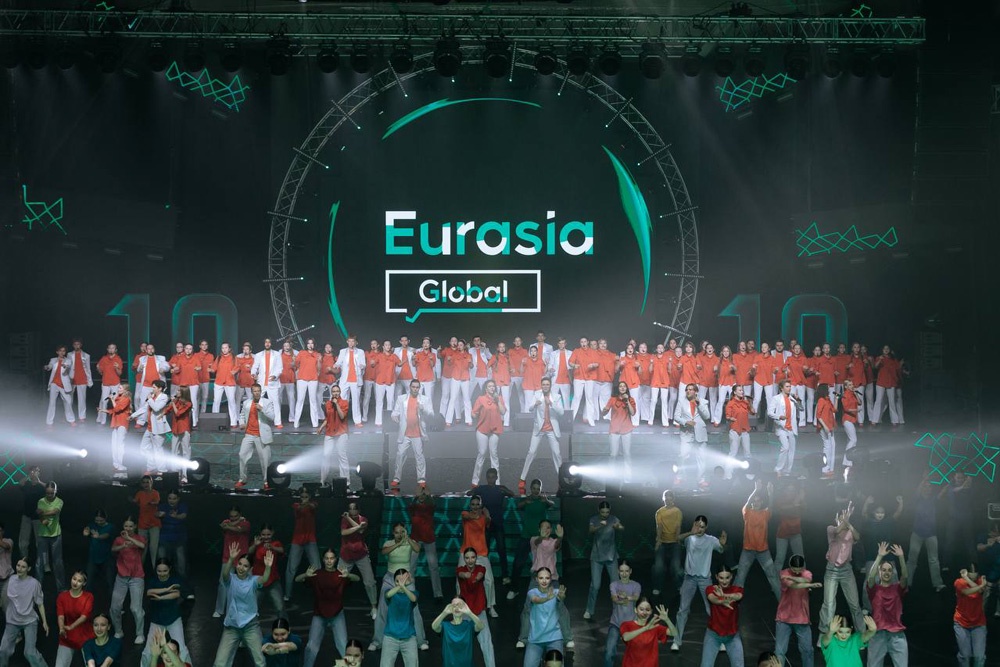 Форум собрал более 300 молодых активистов из России и еще 53 стран. Форум собрал более 300 молодых активистов из России и еще 53 стран.