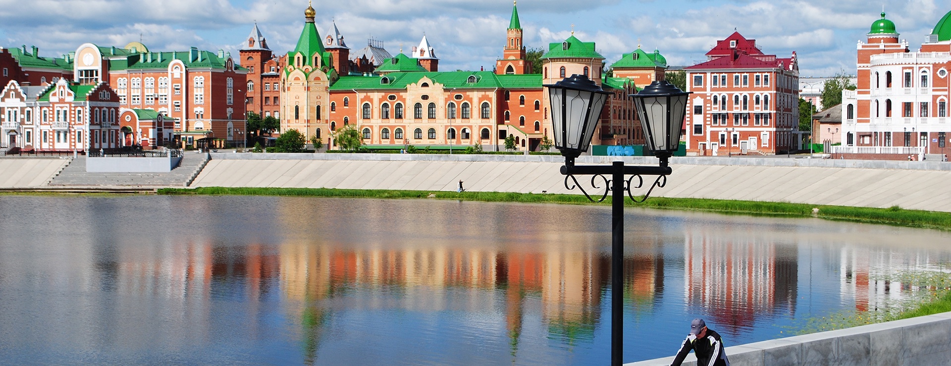 Воскресенская набережная плавно переходит в набережную Амстердам. Пешеходу тут встретятся Пушкин и Онегин, Гоголь, Рембрандт, трубочист и гамельнский крысолов.