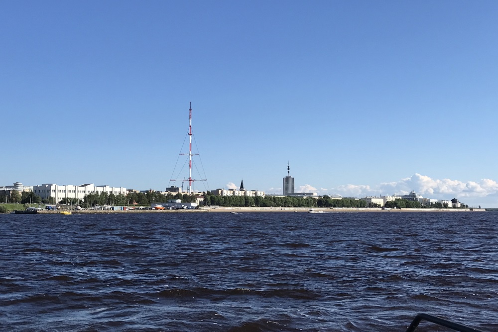 Одним из первых городов, где был введен налог, стал Архангельск - новая выплата учреждена здесь в размере 100 рублей в сутки. 