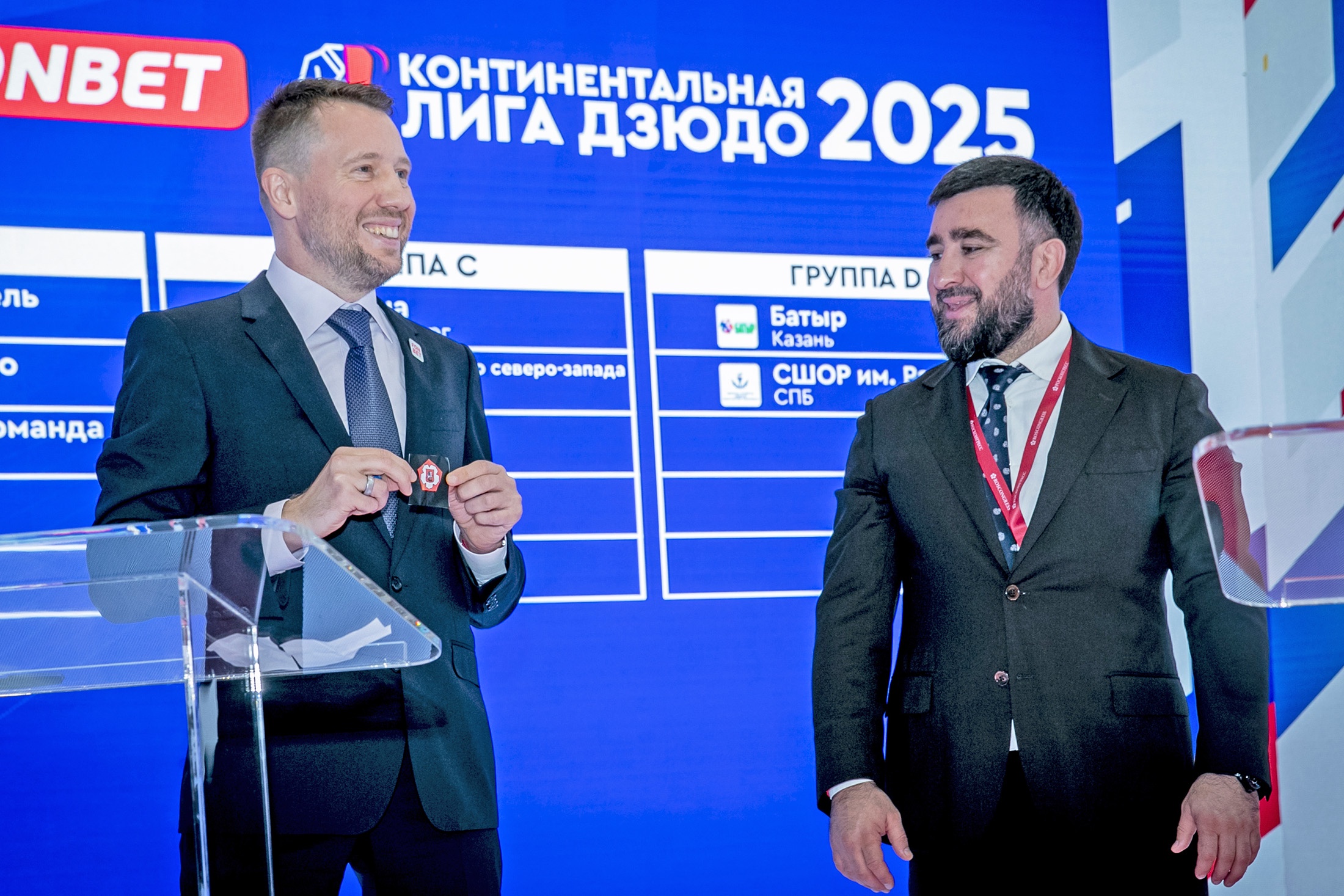 Жеребьевку Континентальной лиги провели олимпийский чемпион Лондона-2012 Мансур Исаев (справа) и представитель титульного спонсора Валентин Голованов.