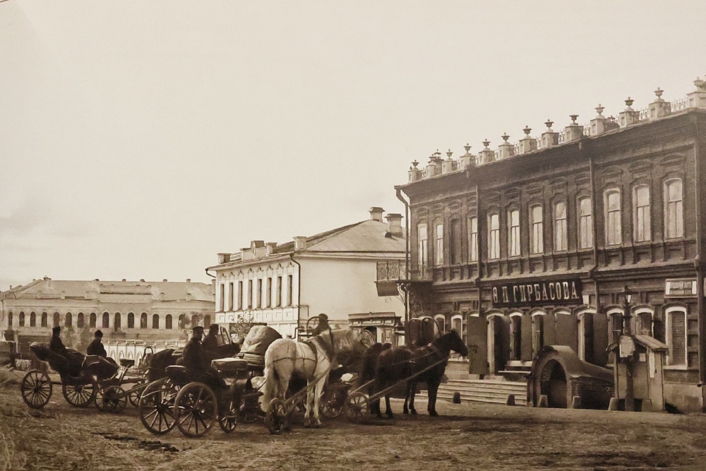 Извозчики на углу Успенской и Большой Съезжей улиц. 1890-е годы.