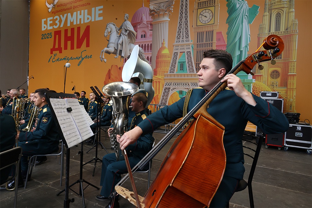 В эти дни мощные потоки классической, фольклорной, джазовой музыки заполнили весь огромный город.