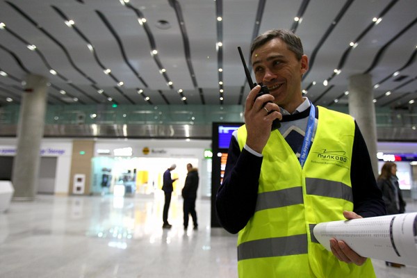 "Непонятно, за что деньги брать". Как в регионах обстоят дела с курительными комнатами в аэропортах