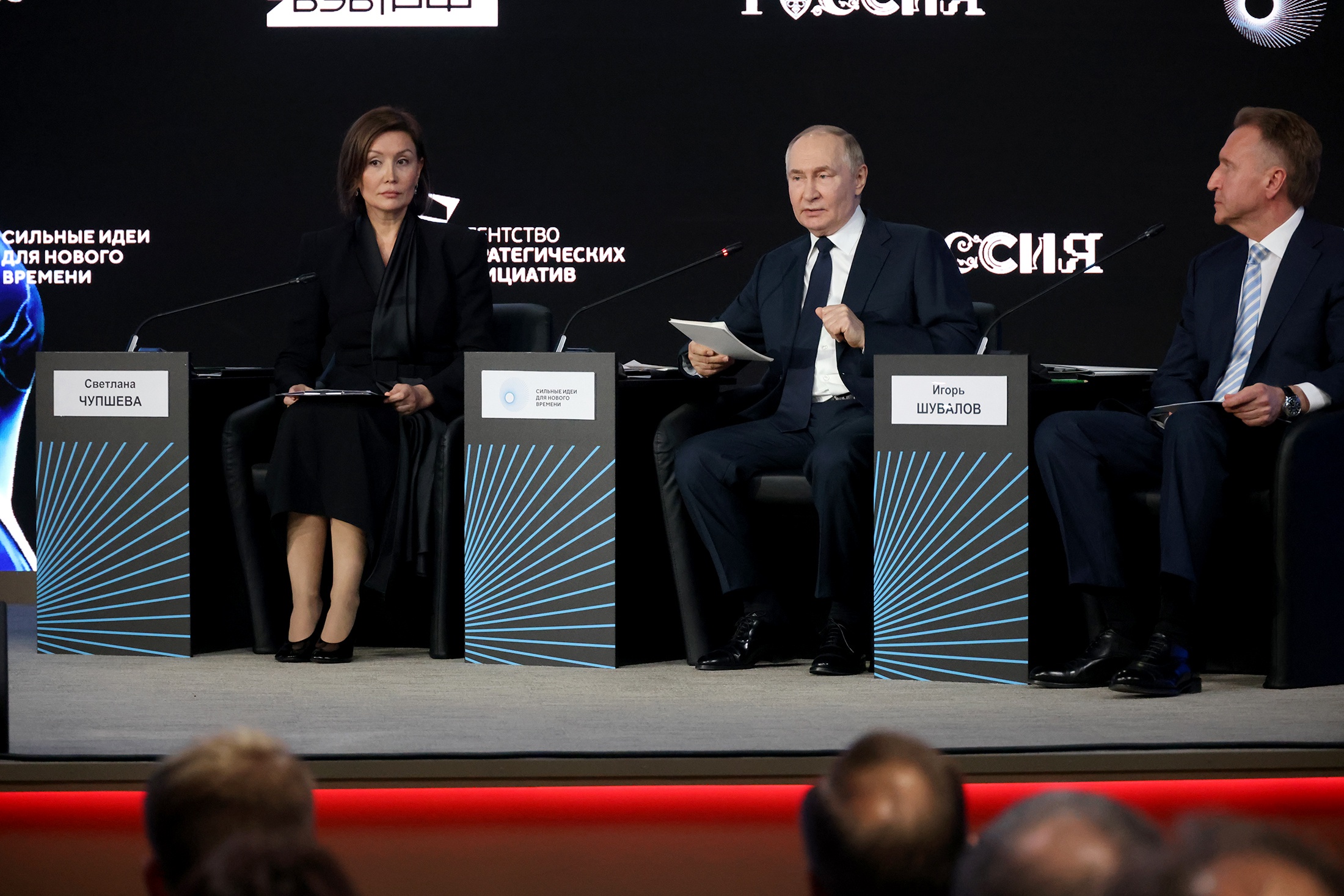 Путин раньше запланированного попрощался с участниками форума - предстоял телефонный разговор с Трампом.