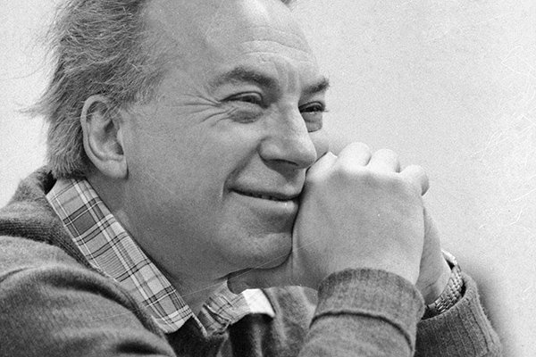 Режиссер Московского драматического театра на Малой Бронной Анатолий Эфрос на репетиции.