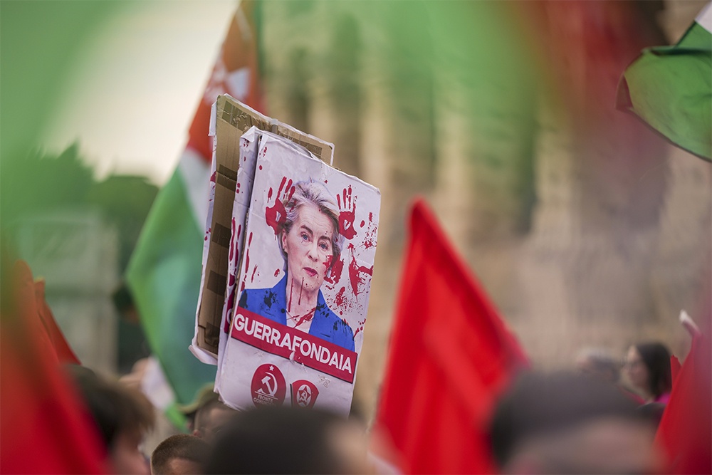 "Разжигатель войны" - написано на плакатах демонстрантов. Напоминание, что военные бюджеты Европы теперь также будет контролировать нечистая на руку фон дер Ляйен.