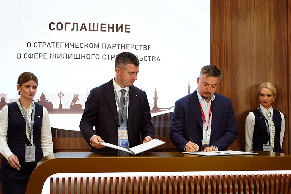 Соглашение о строительстве жилого комплекса подписали заместитель председателя правления Банка ДОМ.РФ Антон Медведев и генеральный директор компании Formula City Юрий Грудин.