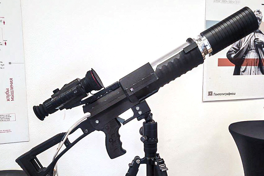 Прототип лазерного ружья, предназначенного для поражения беспилотных летательных аппаратов на дистанции до 500 м. Прототип лазерного ружья, предназначенного для поражения беспилотных летательных аппаратов на дистанции до 500 м.