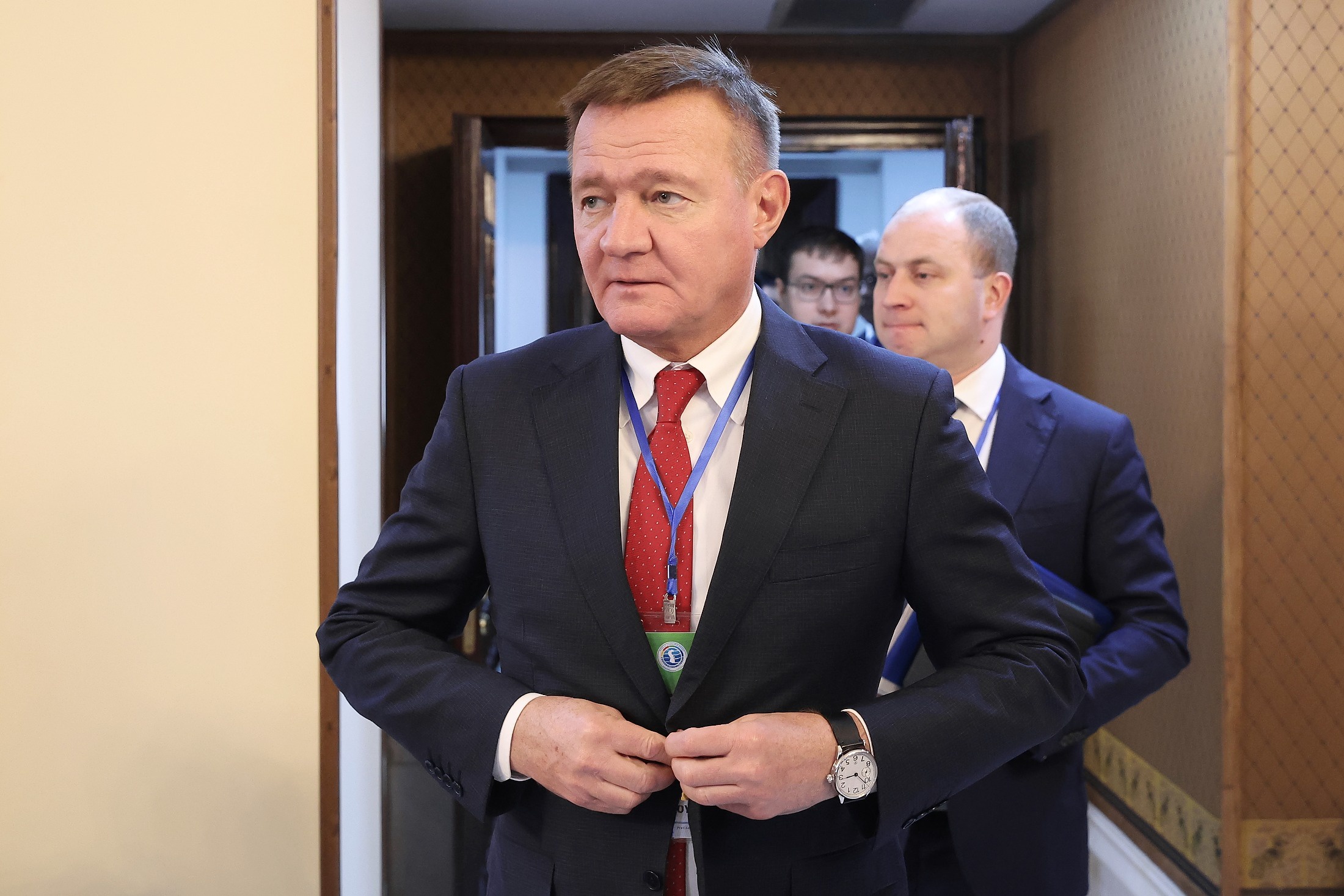 Министр транспорта РФ Роман Старовойт перед началом встречи в рамках Третьего Каспийского экономического форума в Тегеране. 2025 год.