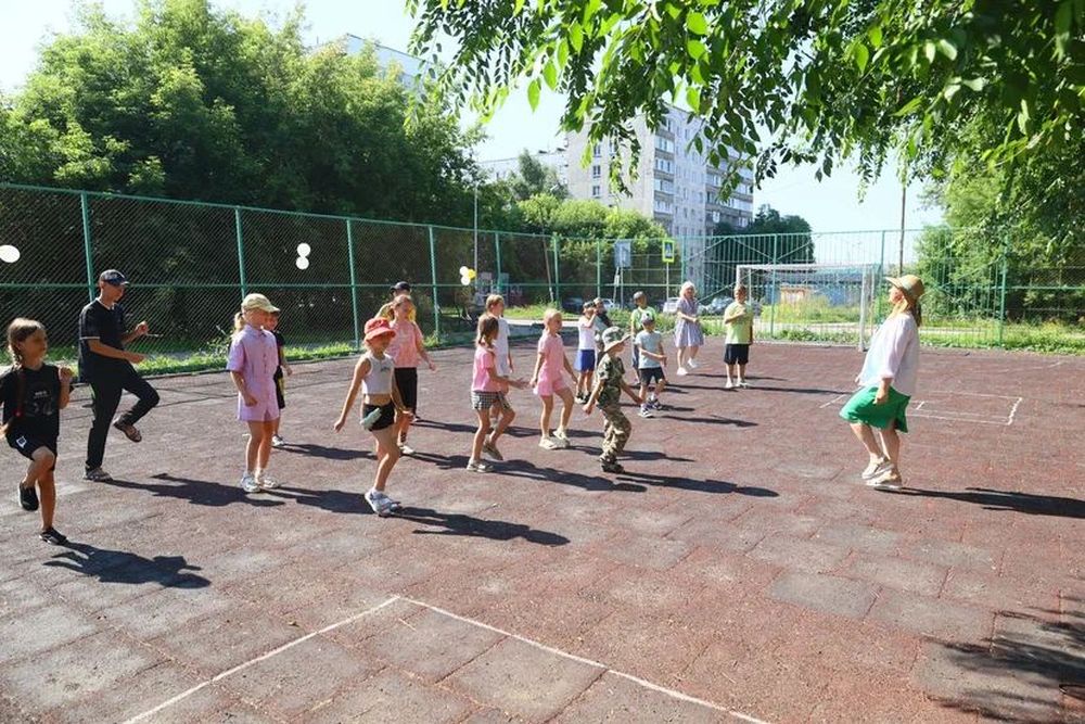 Лето рядом с домом: в Новосибирске социальный центр объединяет детей и родителей