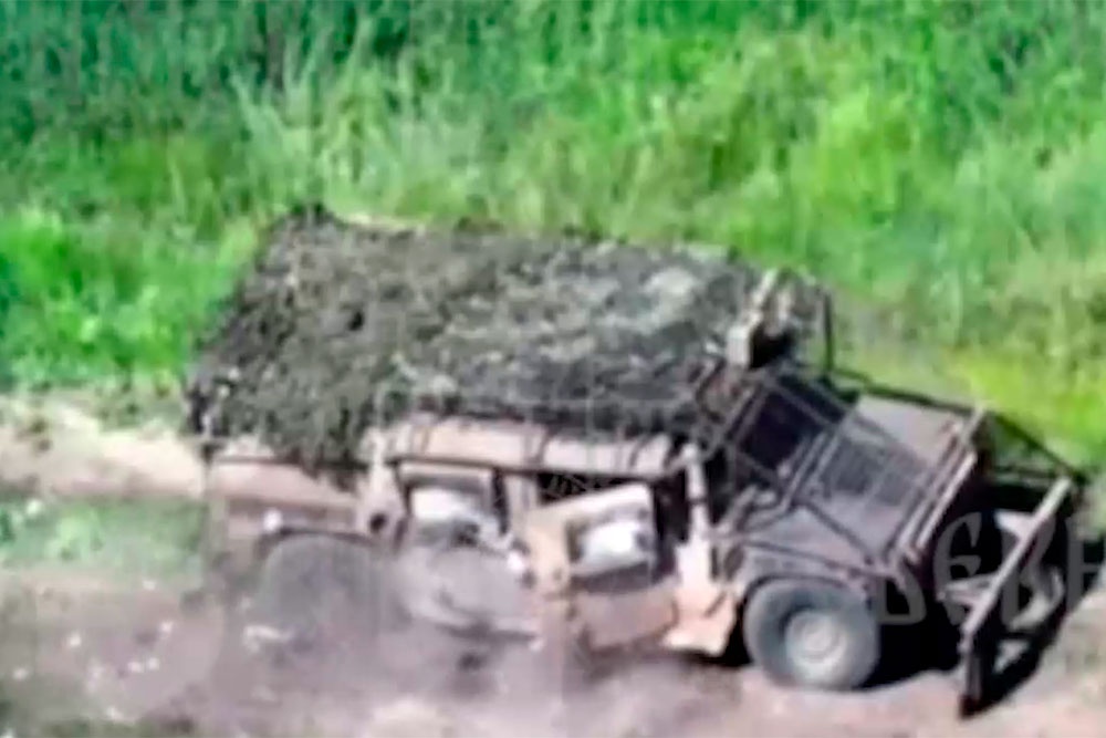 Появилось видео мощного взрыва, превратившего Humvee ВСУ в груду металлолома