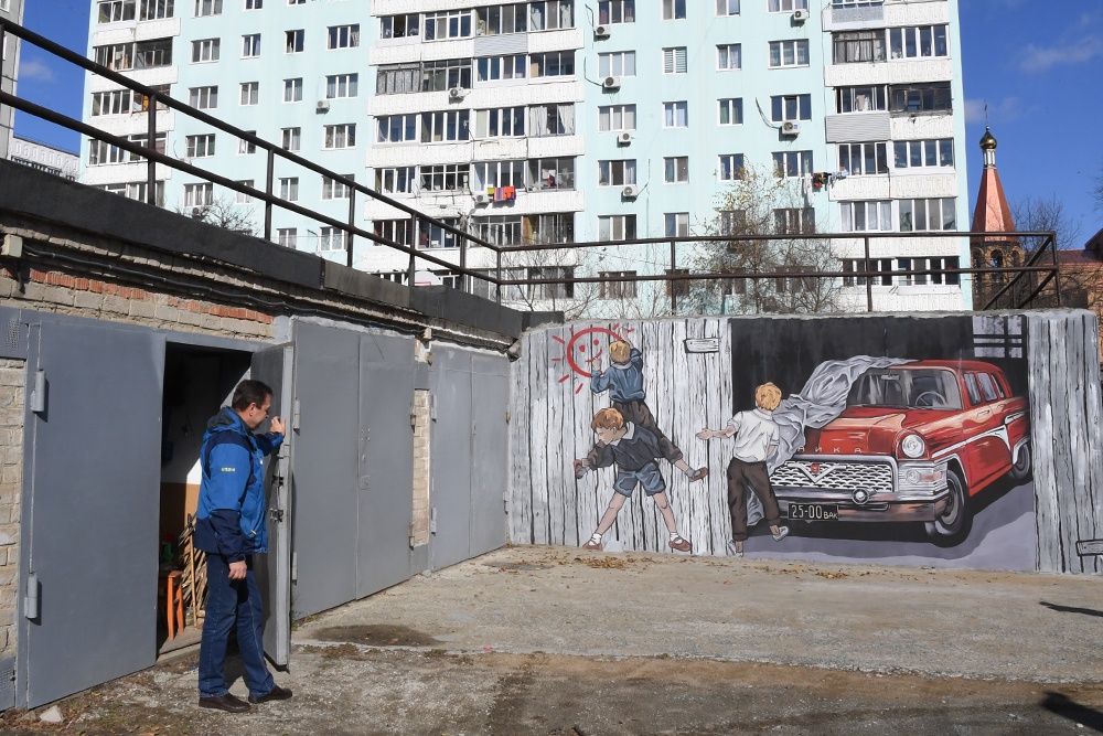 Человек около своего гаража