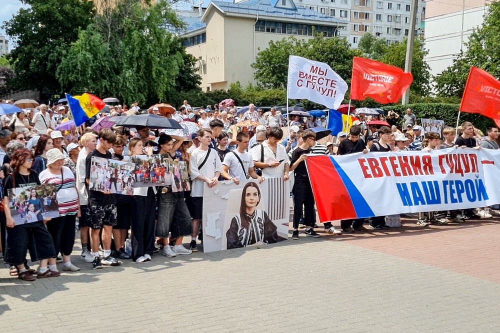 Жители Молдавии вышли на улицы, протестуя против репрессий властей в отношении Евгении Гуцул.
