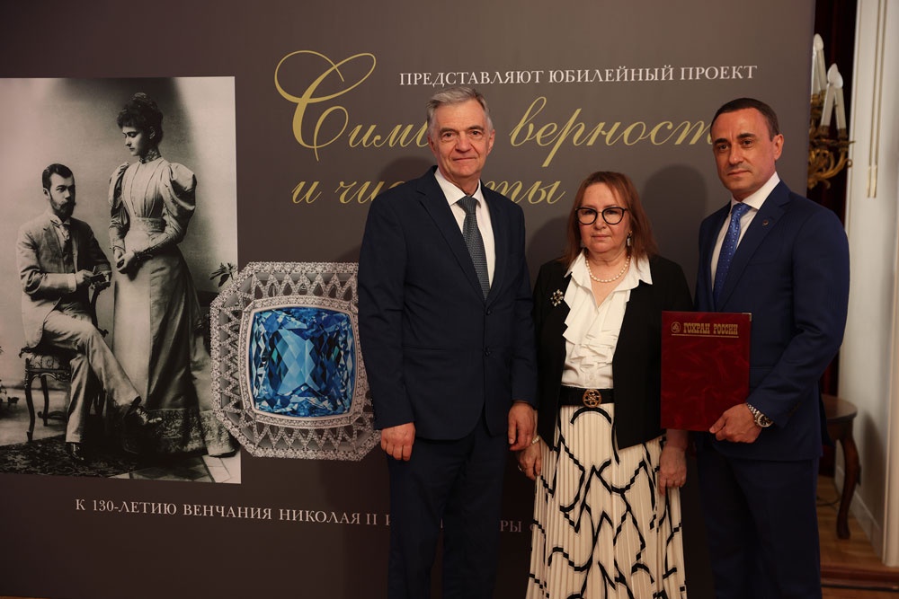 Свадебный подарок Николая II невесте, воссозданный ювелирами Chamovskikh, передан в Гохран Росии