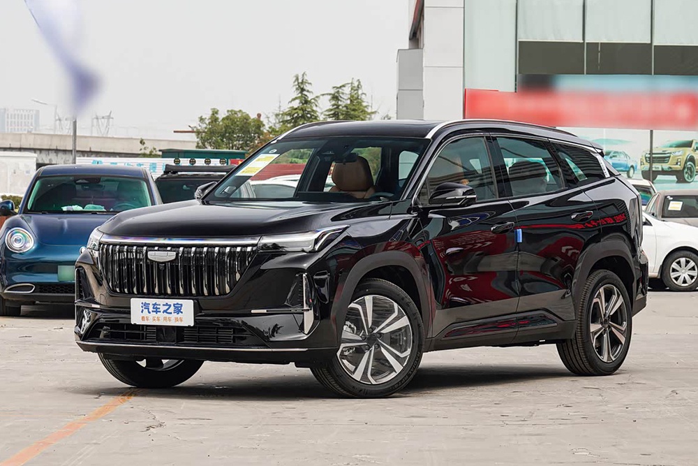 В России начали продавать обновленный Geely Atlas — 2,9 млн рублей, но классического «автомата» нет