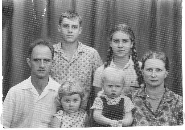 С женой Людмилой Васильевной и детьми. 1964 год.
