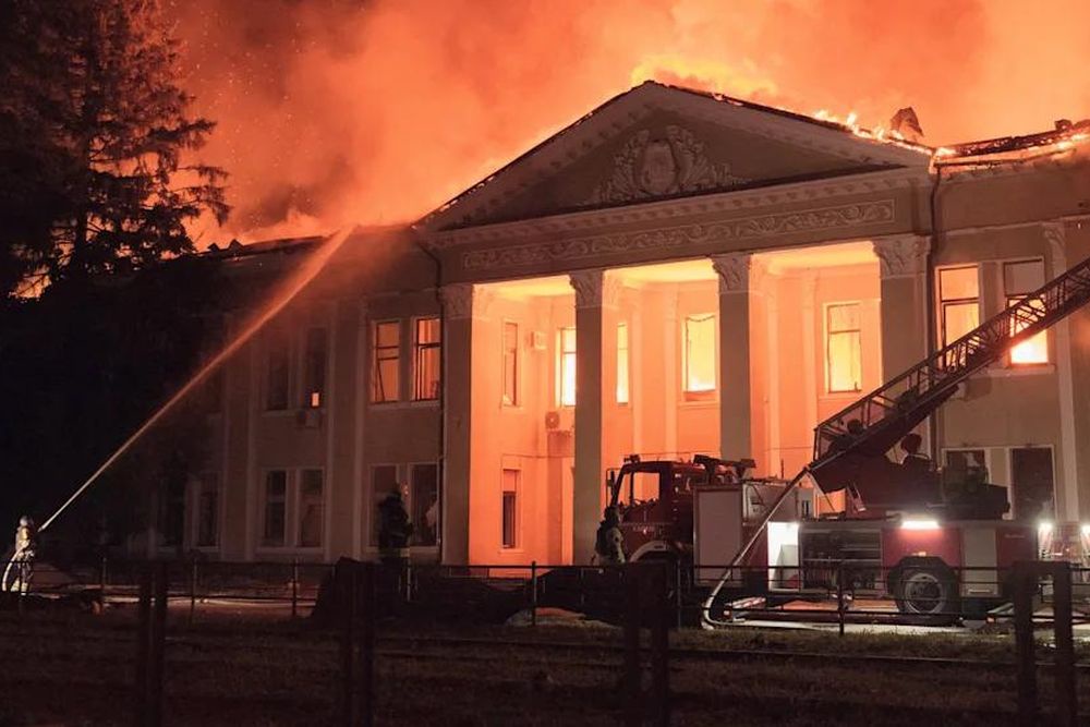 Появились фото пожара на авиазаводе в Харькове после удара ВС РФ