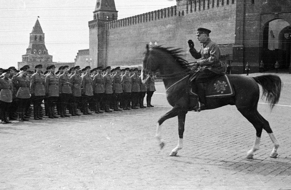 С Красной площадью, где Ворошилов принимает парад, связана вся его жизнь.