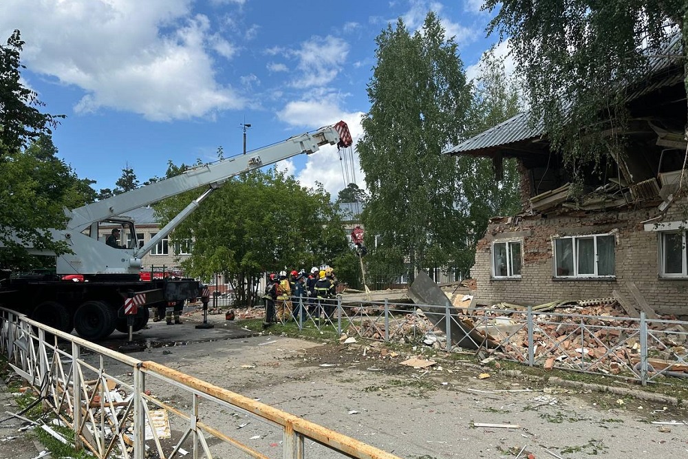 Тело мужчины извлекли из-под завалов после взрыва газа в Новосибирской области
