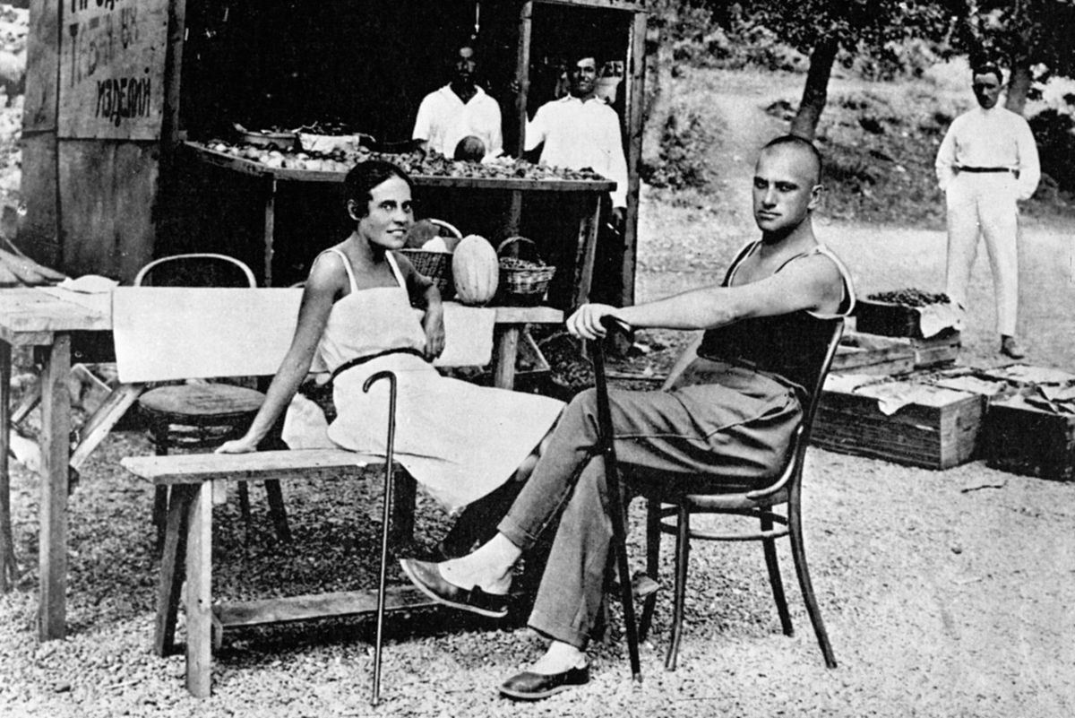 Поэт Владимир Маяковский и Лиля Брик на отдыхе в Крыму. 1926 год