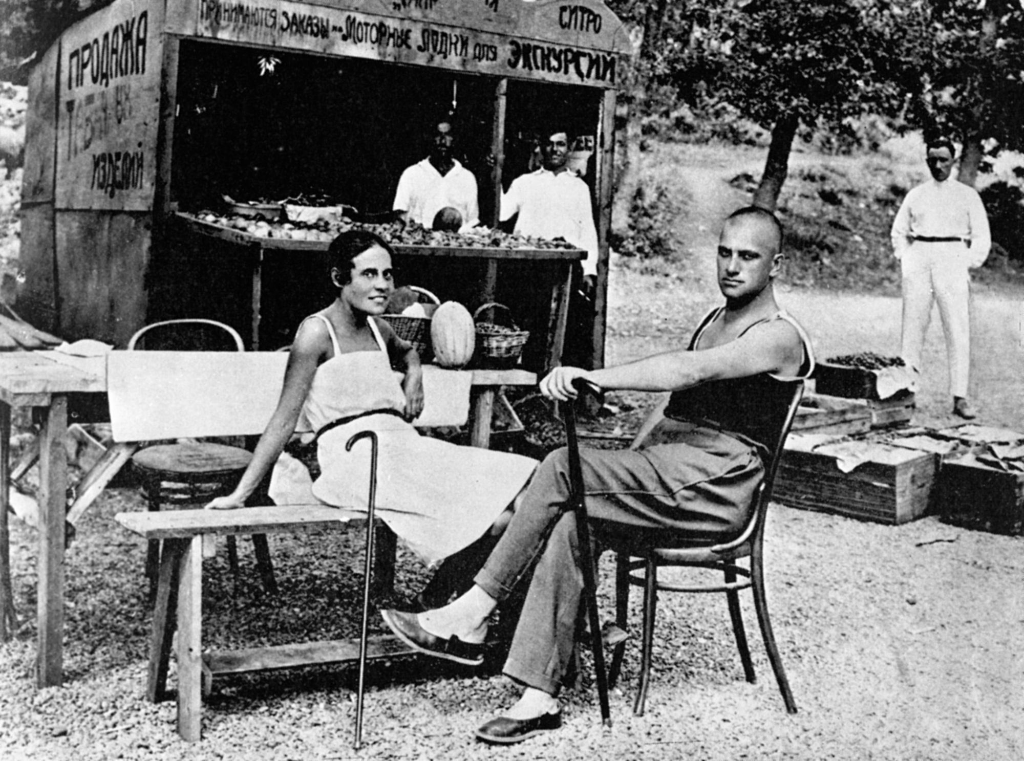 Поэт Владимир Маяковский и Лиля Брик на отдыхе в Крыму. 1926 год Поэт Владимир Маяковский и Лиля Брик на отдыхе в Крыму. 1926 год