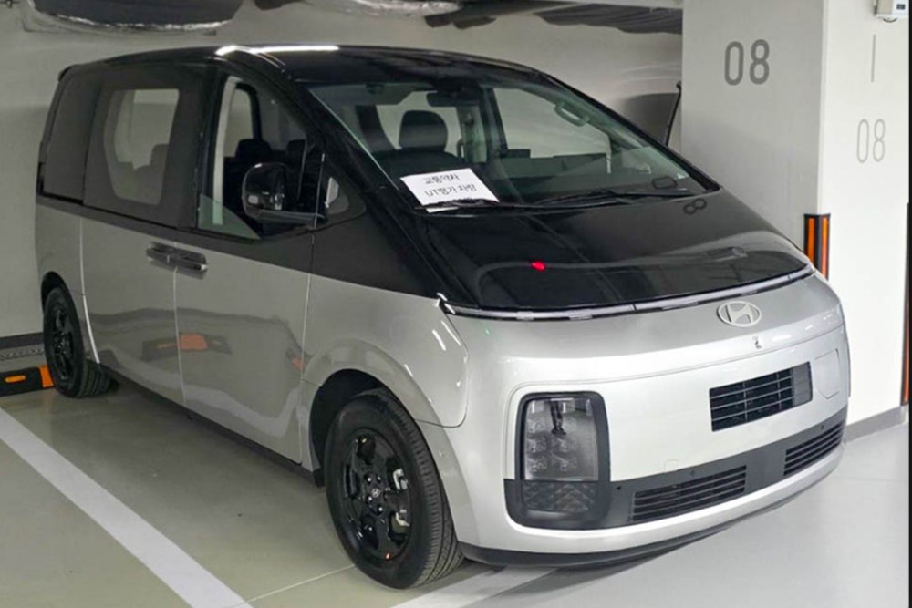 Рассекречена внешность электрического Hyundai Staria: автомобиль сняли на фото