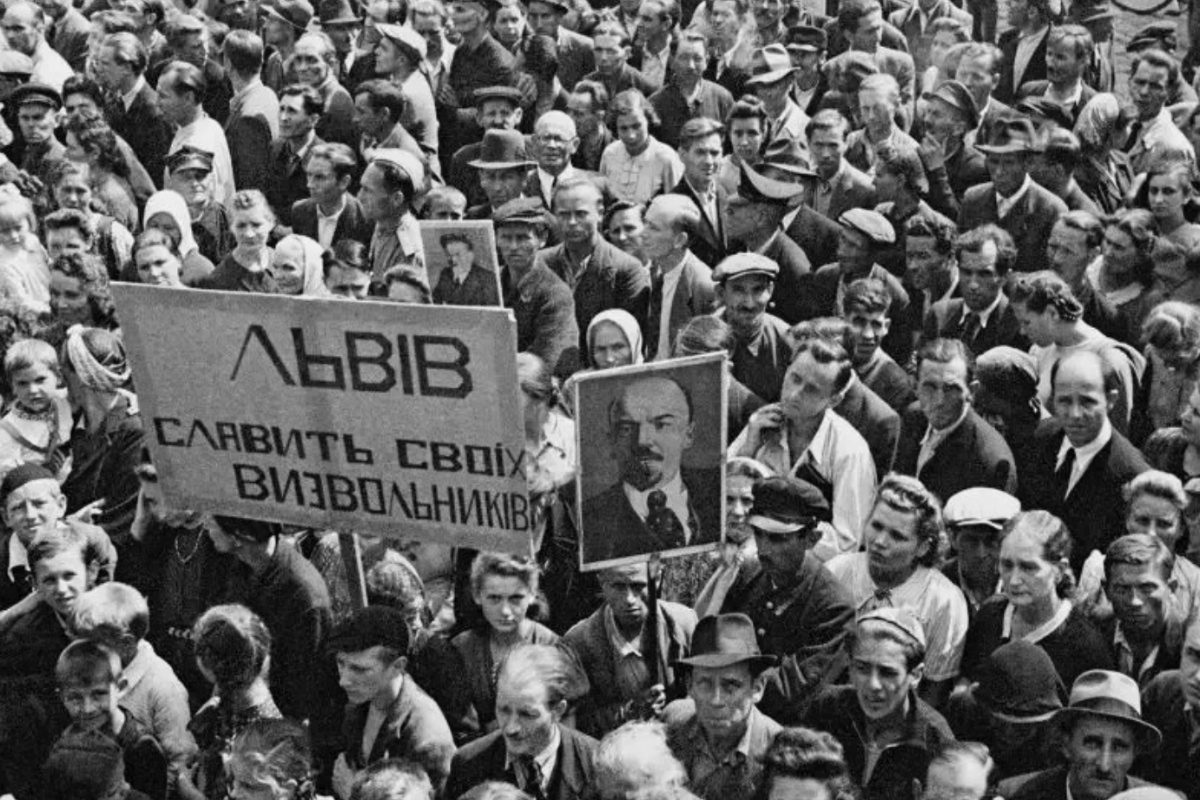 Митинг во Львове после освобождения города от фашистов нашей армией.