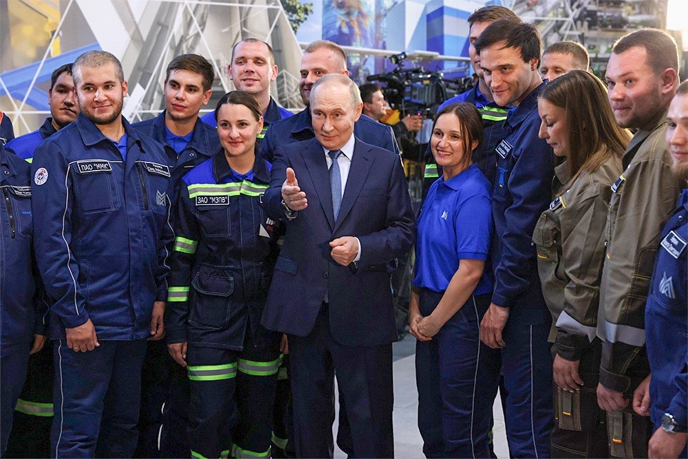 Рабочую поездку на Урал президент начал с Магнитогорского металлургического комбината.