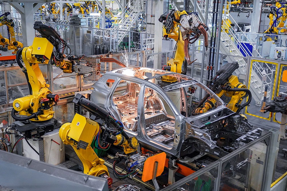 На бывшем заводе Volkswagen всё готово к массовому производству новых машин с немецкой системой контроля качества. Сварили первый кузов Tenet