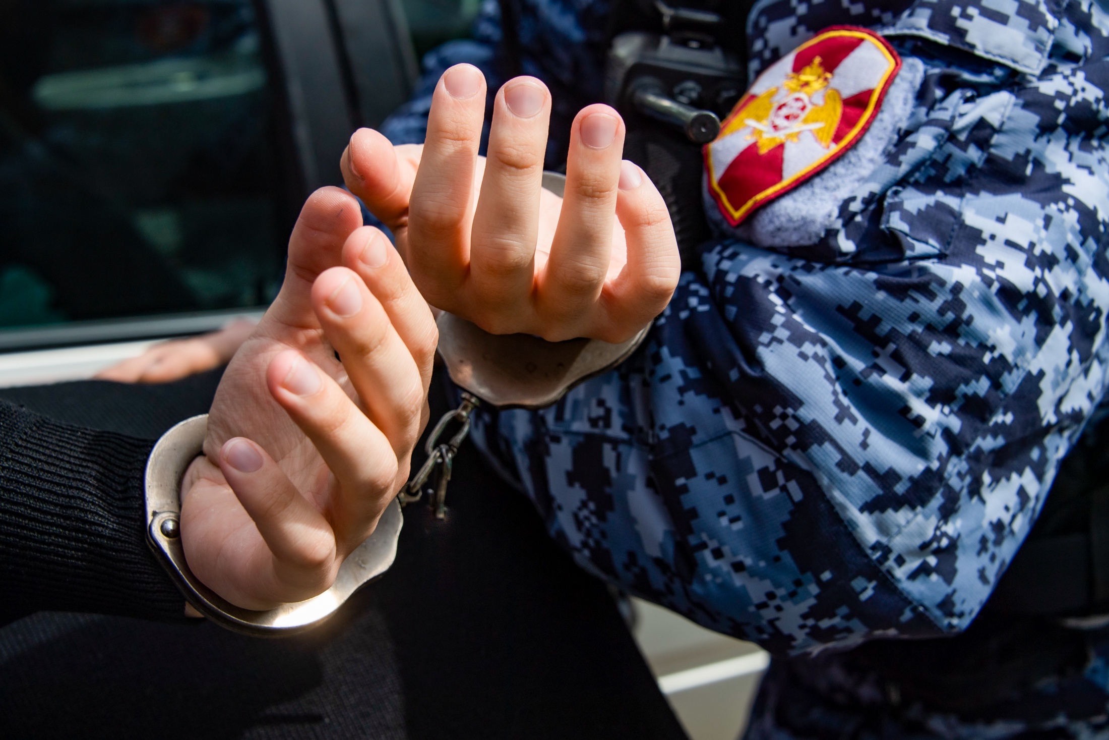 В Сочи задержали серийного угонщика мопедов, прятавшегося под пледом