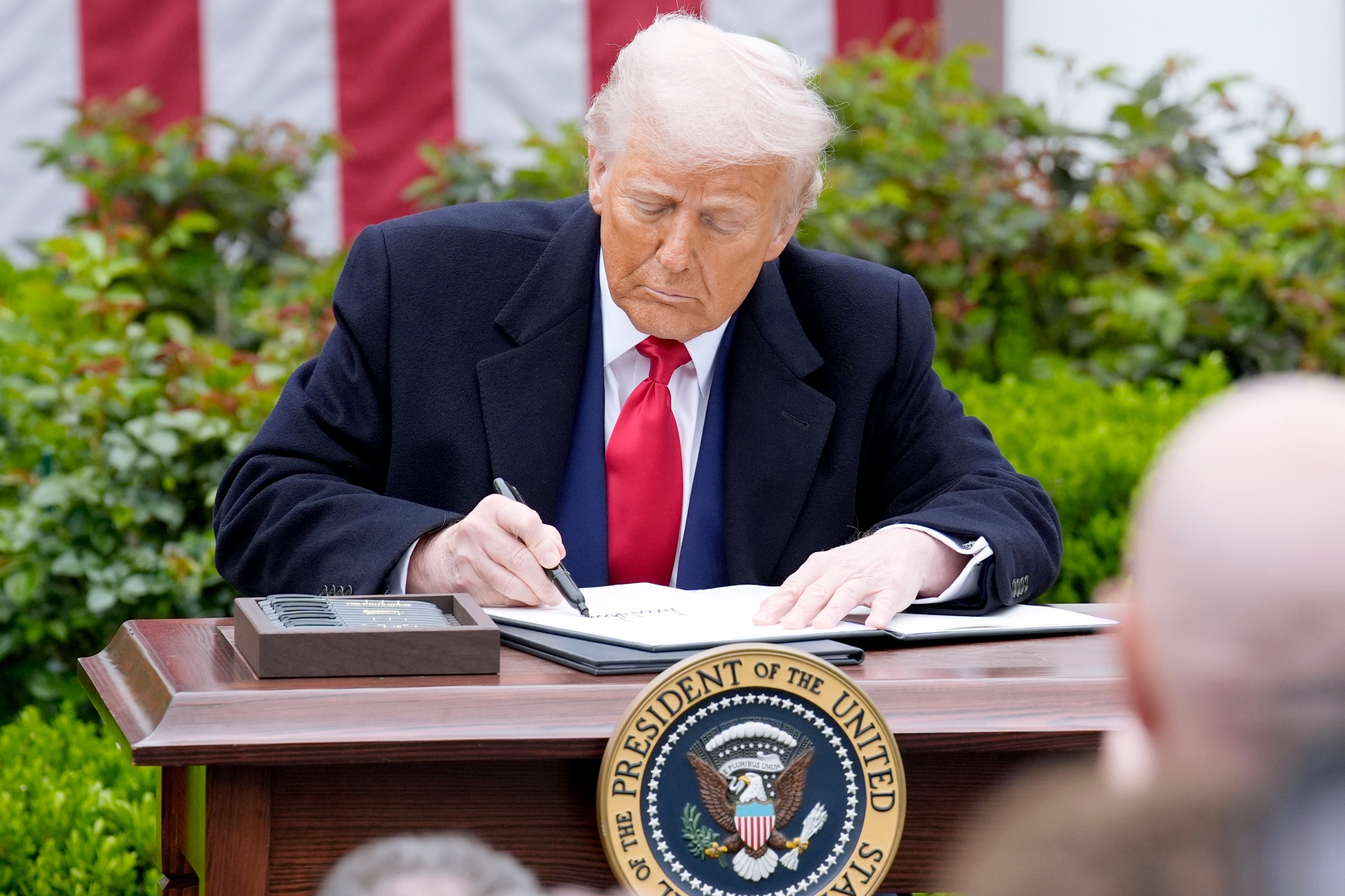 Трамп решил установить для более чем 150 стран мира тарифы в 10% или 15%
