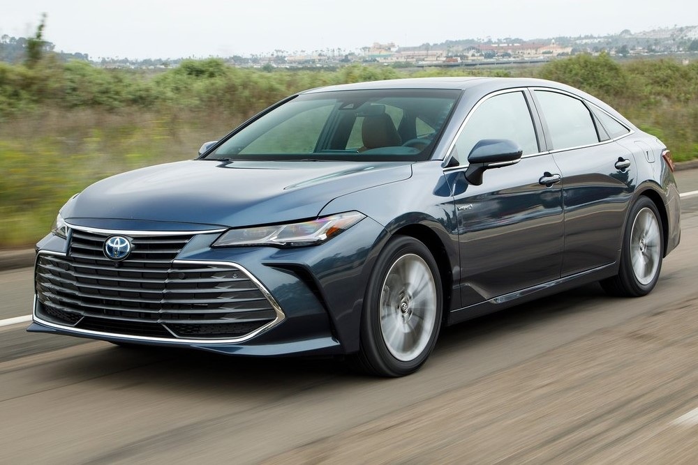 В России начались продажи японских седанов Toyota Avalon: от 3 млн рублей