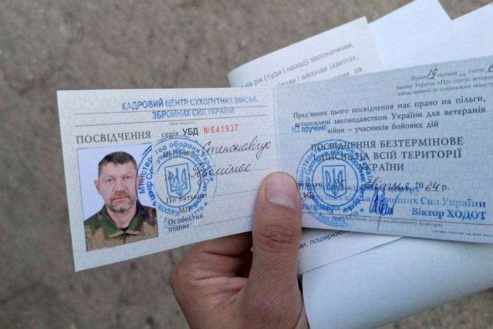 Военкор Котенок показал документы литовского спецназовца, убитого под Лиманом