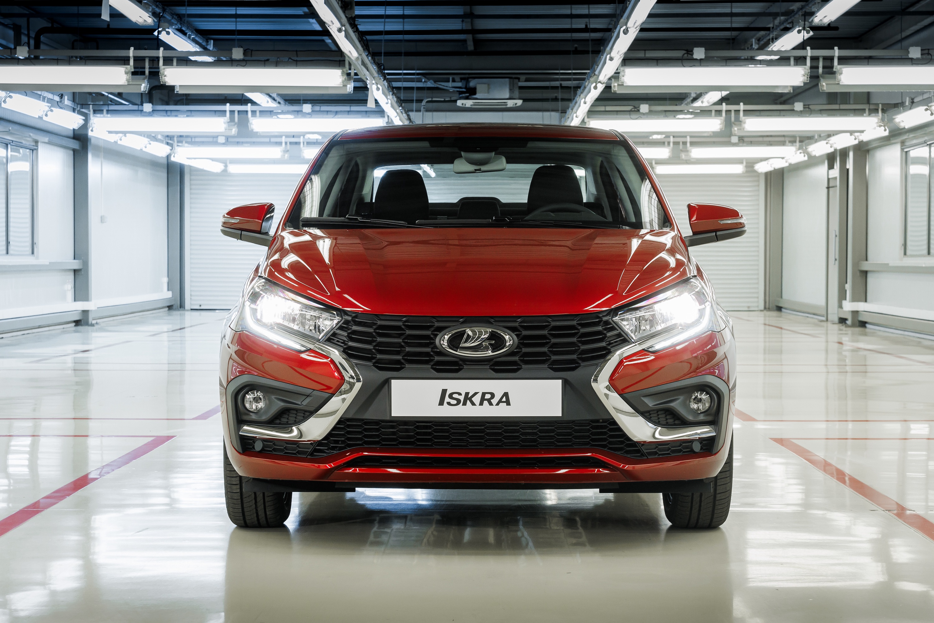 Lada Iskra локализована более чем на 90%, для новинки создали более 1000 деталей и компонентов. Продажи стартуют уже 20 июля
