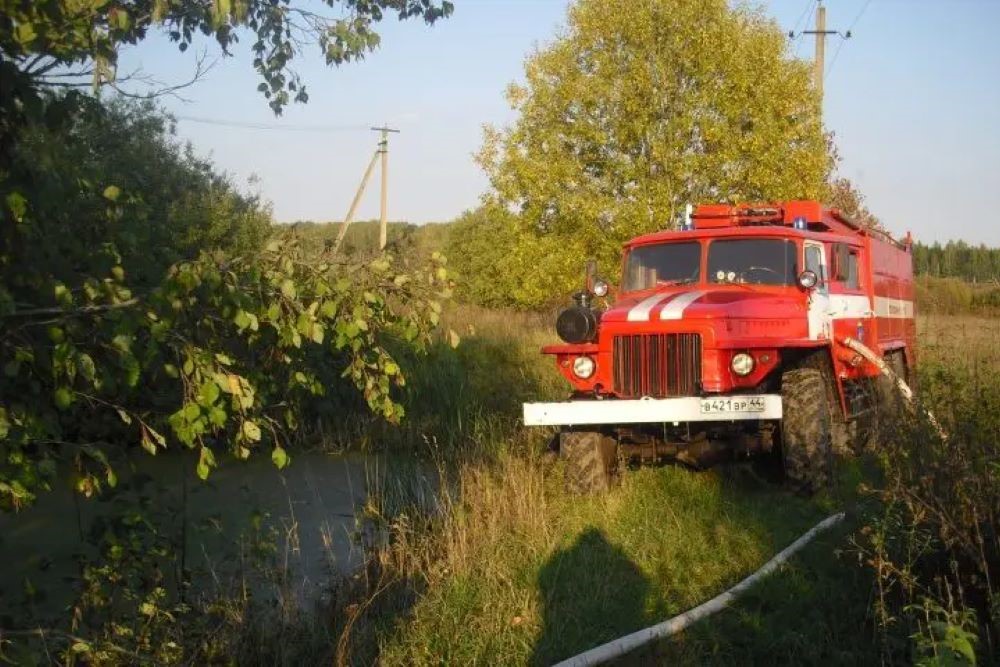 В Костромской области тушат лесной пожар, возникший из-за грозы