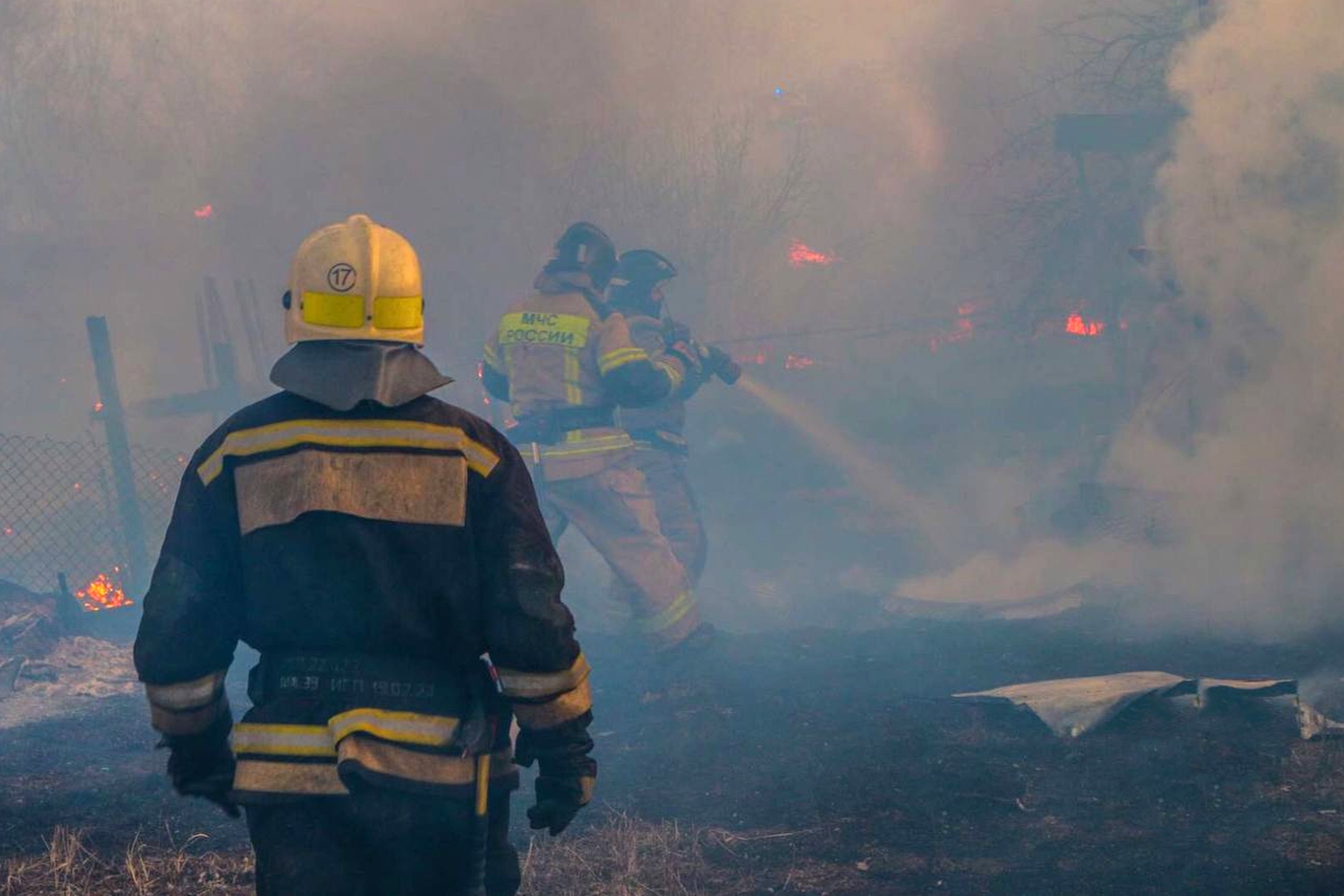 В Крыму загорелась сухая трава на площади 40 гектаров