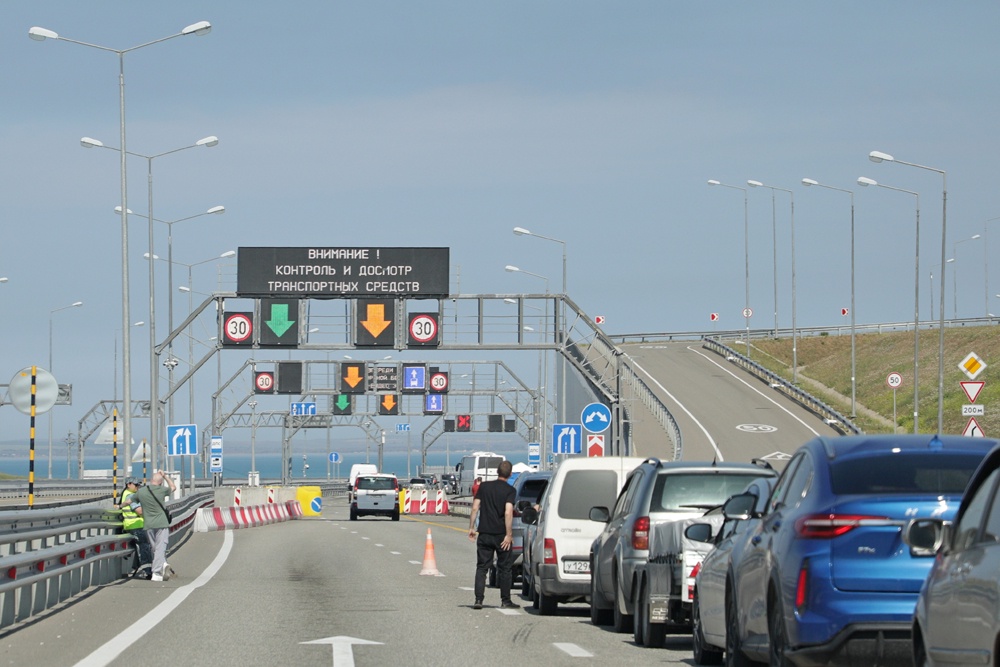 Очередь у Крымского моста превысила 1,1 тыс автомобилей