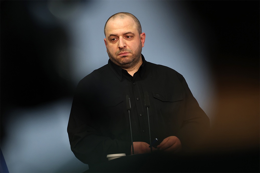 С заокеанской точки зрения главная миссия Умерова на сегодняшний день - глава украинской делегации на мирных переговорах и покидать важный участок он не должен.