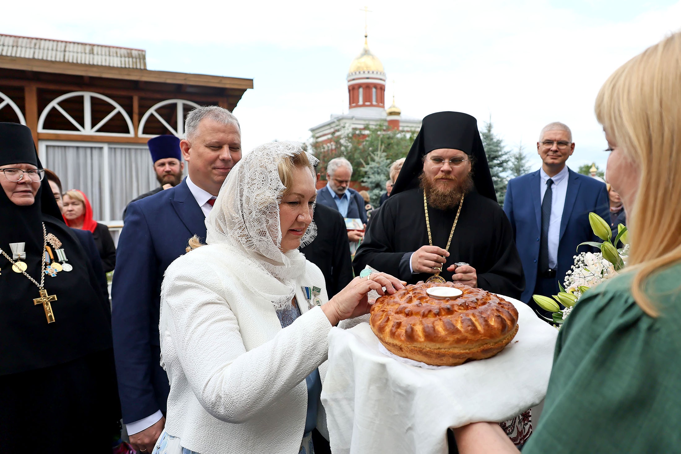 Анна Громова (слева): Мы собираемся для того, чтобы передать традиции благотворительности, милосердия детям.