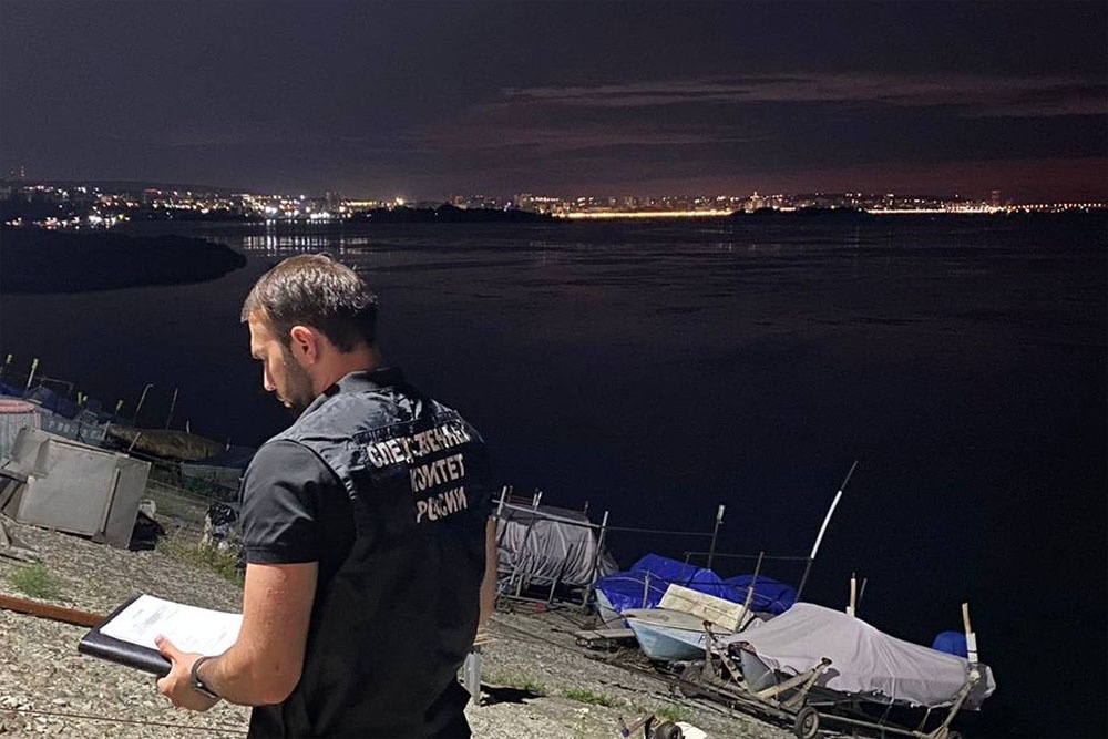 На Волге у Саратова катер столкнулся с баржей, пострадала женщина
