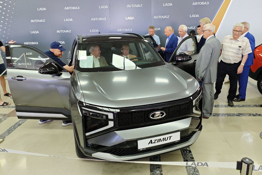 АвтоВАЗ построил второй Lada Azimut: кроссовер с зеленым салоном сняли на фото
