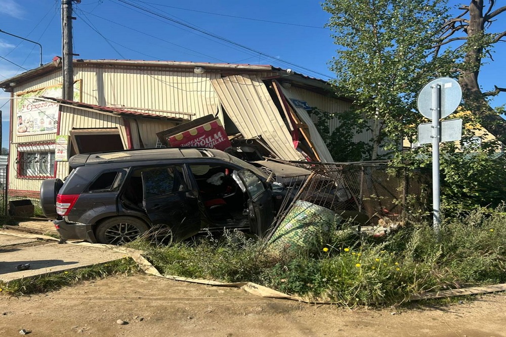 В Якутии пьяный водитель въехал на авто в здание магазина